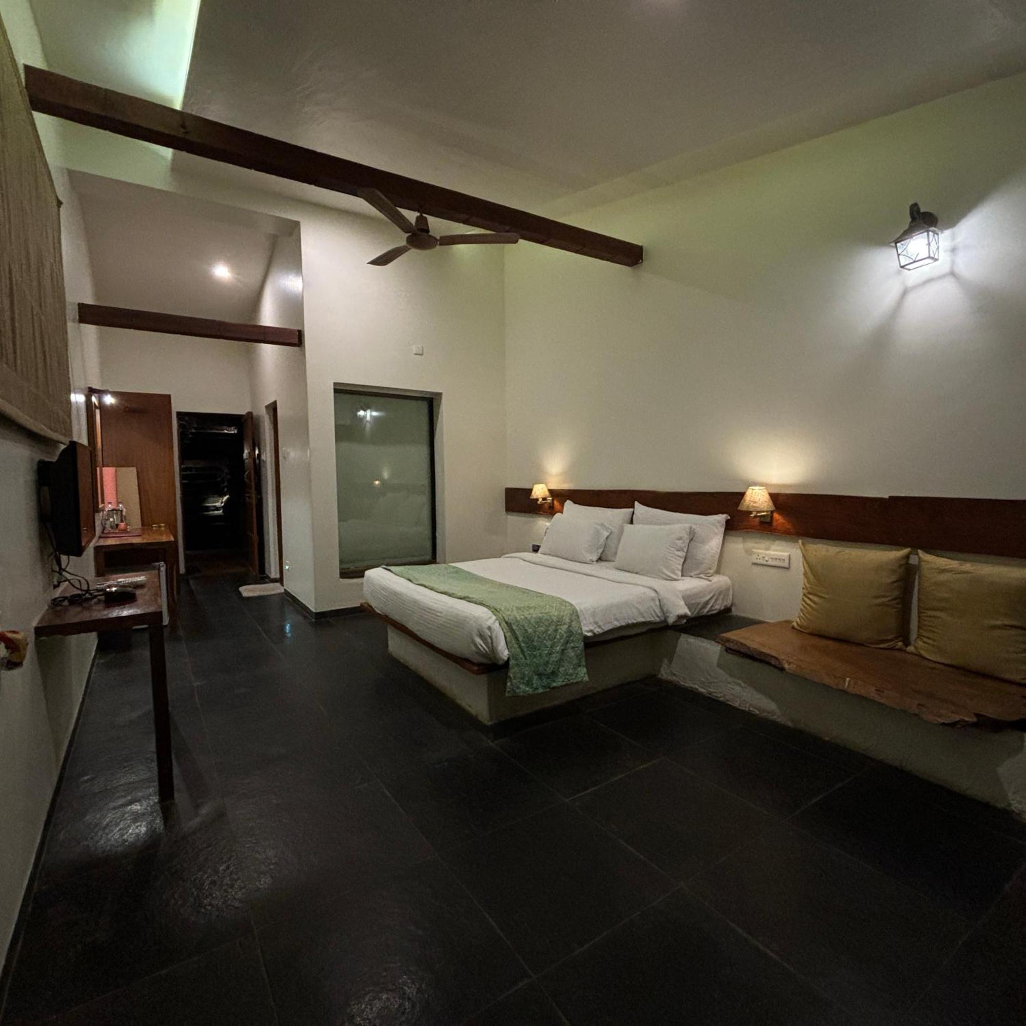 Nisarg Resort Kolhapur Luaran gambar