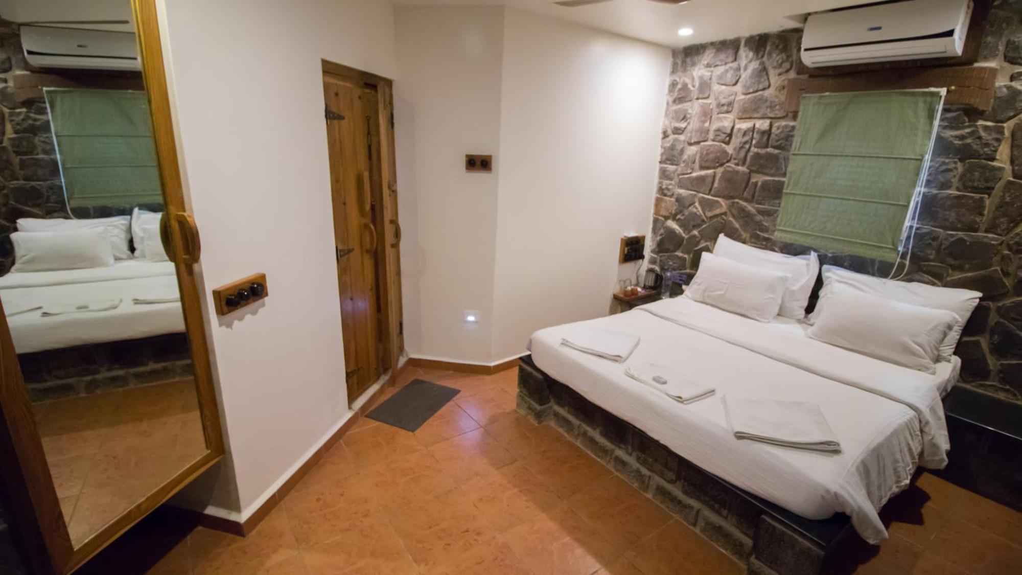 Nisarg Resort Kolhapur Luaran gambar